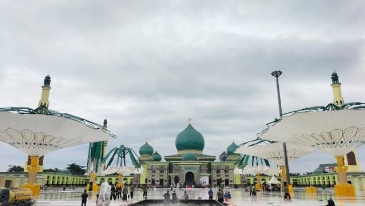 Payung Elektrik di Masjid Raya Annur Riau Sudah Fungsional Payung Elektrik di Masjid Raya Annur Riau Sudah Fungsional