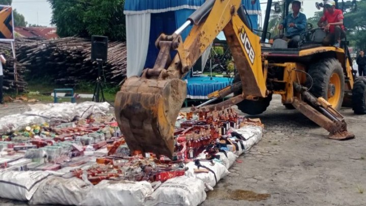 Bea Cukai Dumai Musnahkan Sejumlah Barang Ilegal Bea Cukai Dumai Musnahkan Sejumlah Barang Ilegal