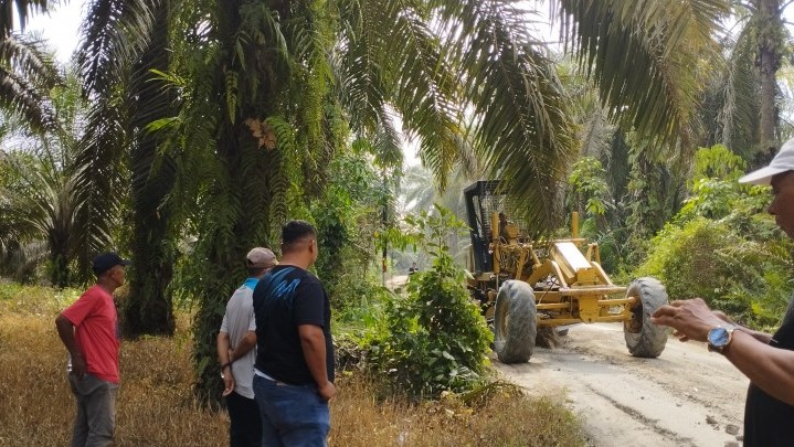 Jalan Desa Gobah dan Kemang Indah Diperbaiki Mandiri, Masyarakat Ucapkan Terimaksih ke Afrizal Naaf dan Muhammad Faisal Jalan Desa Gobah dan Kemang Indah Diperbaiki Mandiri, Masyarakat Ucapkan Terimaksih ke Afrizal Naaf dan Muhammad Faisal
