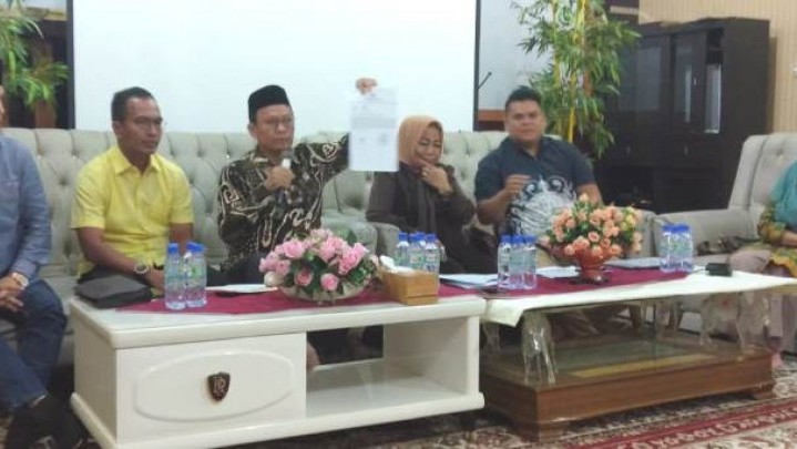 Mosi Tak Percaya Anggota ke Dua Pimpinan DPRD Bengkalis itu Disinyalir Ditunggangi Kepentingan Politik Tertentu Mosi Tak Percaya Anggota ke Dua Pimpinan DPRD Bengkalis itu Disinyalir Ditunggangi Kepentingan Politik Tertentu