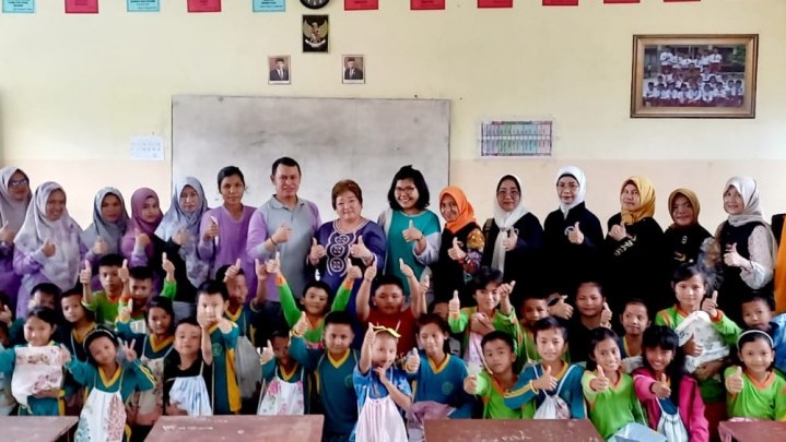 Forum Pekanbaru Kota Bertuah Berikan Bantuan Pendidikan ke Murid SDN 195 Tenayan Raya