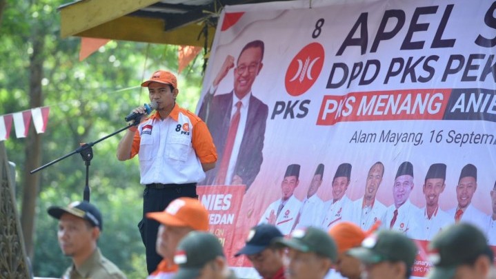 Hendry Munief Berikan Arahan Terkait Pilpres pada Peserta Apel Siaga DPD PKS Pekanbaru Hendry Munief Berikan Arahan Terkait Pilpres pada Peserta Apel Siaga DPD PKS Pekanbaru