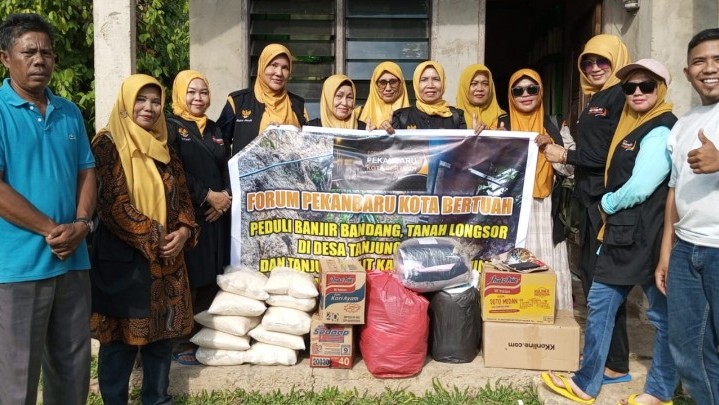 Korban Banjir Bandang Kampar Kiri Mendapat Bantuan dari Forum Pekanbaru Kota Bertuah