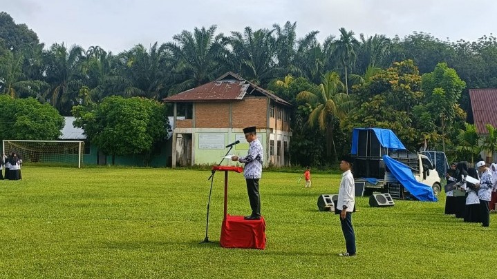 Ali Yunus Pimpin Upacara HUT PGRI ke 78 dan Milad Muhammadiyah ke 111 di Desa Gobah