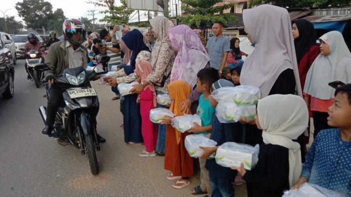 TK An Namiroh 2 Pekanbaru Berbagi Nasi Kotak Gratis di Simpang Srikandi Ujung TK An Namiroh 2 Pekanbaru Berbagi Nasi Kotak Gratis di Simpang Srikandi Ujung