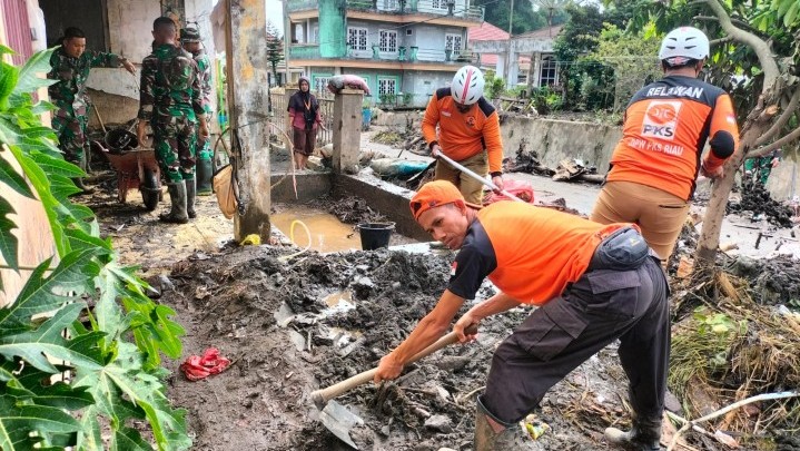Relawan PKS Riau Turun ke Lokasi Galodo Sumbar