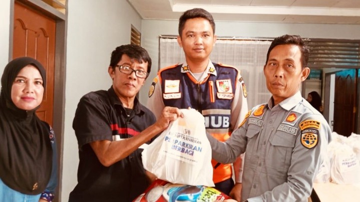 BLUD UPT Perparkiran Dishub Pekanbaru Berikan Bansos Kepada Masyarakat