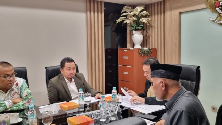 Syahrul Aidi Terima Laporan Gubernur Sumbar, Minta Dukungan di Komisi V Terkait Dampak Bencana Alam Syahrul Aidi Terima Laporan Gubernur Sumbar, Minta Dukungan di Komisi V Terkait Dampak Bencana Alam