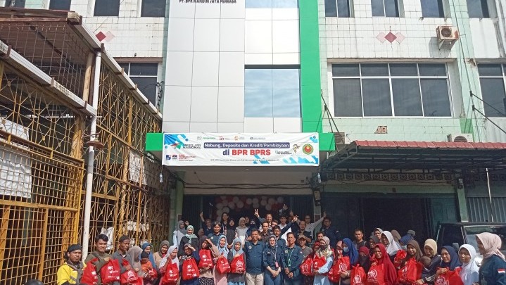 Bersempena Hari Jadi, BPR Mandiri Jaya Perkasa Bagikan 60 Paket Sembako Bersempena Hari Jadi, BPR Mandiri Jaya Perkasa Bagikan 60 Paket Sembako