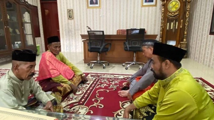 Dengan Menggendong Tepak Pakai Kain, LAMR Siak Undang DPH LAM Riau
