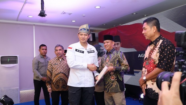 Menteri AHY Perdana Serahkan Sertifikat Elektronik di Pekanbaru Menteri AHY Perdana Serahkan Sertifikat Elektronik di Pekanbaru