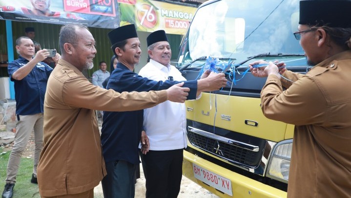 KUD Karya Dharma Keranji Guguh Terima Mobil Dump Truk Dari BPDPKS, Bupati Siak Beri Pujian KUD Karya Dharma Keranji Guguh Terima Mobil Dump Truk Dari BPDPKS, Bupati Siak Beri Pujian