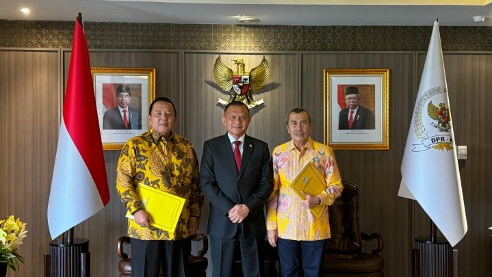 Sah! H Syamsuar Terima Mandat Resmi dari DPP Golkar Maju Pilkada Gubernur Riau Sah! H Syamsuar Terima Mandat Resmi dari DPP Golkar Maju Pilkada Gubernur Riau