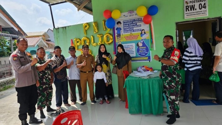 Bersama Empat Pilar Kelurahan, Lurah Simpang Tiga Door-to-Door Pastikan Semua Anak Mendapatkan Imunisasi Polio Bersama Empat Pilar Kelurahan, Lurah Simpang Tiga Door-to-Door Pastikan Semua Anak Mendapatkan Imunisasi Polio