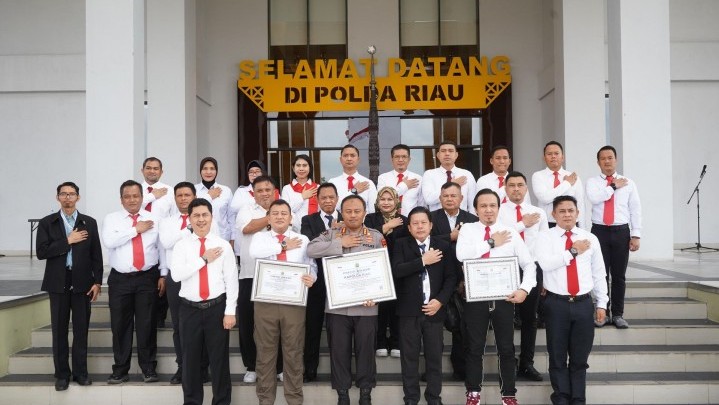 Dinilai Berkinerja Gemilang, Polda Riau Terima Presisi Award dari Lemkapi Dinilai Berkinerja Gemilang, Polda Riau Terima Presisi Award dari Lemkapi