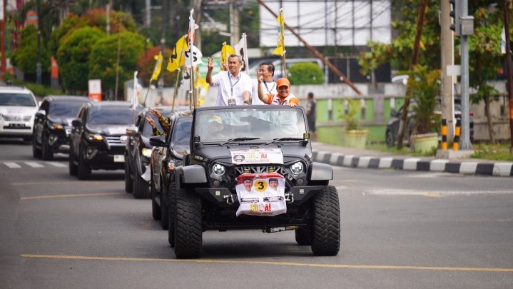 Paslon Cagubri Suwai Terlihat Happy Ikuti Kirab Pilkada Damai Provinsi Riau Paslon Cagubri Suwai Terlihat Happy Ikuti Kirab Pilkada Damai Provinsi Riau