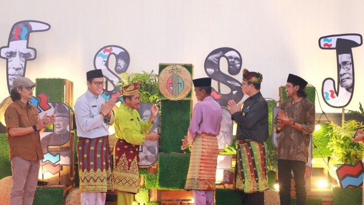 Festival Sastra Sungai Jantan 2024 Resmi Dibuka, Dorong Generasi Baru Lestarikan Budaya Melayu Festival Sastra Sungai Jantan 2024 Resmi Dibuka, Dorong Generasi Baru Lestarikan Budaya Melayu