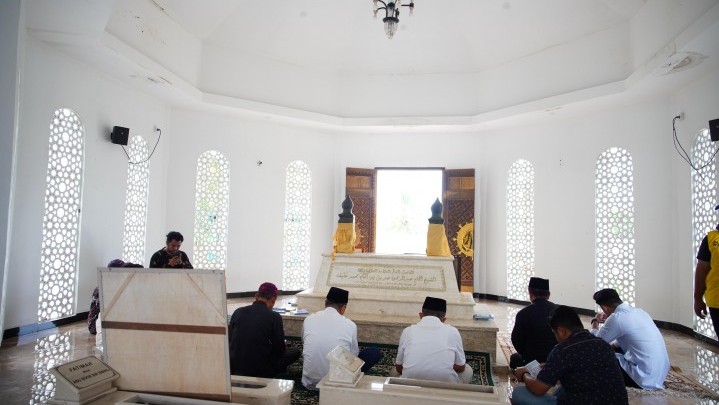 Ziarah ke Makam Datu Sapat, Suwai Paslon yang Hormat Pada Tokoh Agama dan Budaya Ziarah ke Makam Datu Sapat, Suwai Paslon yang Hormat Pada Tokoh Agama dan Budaya