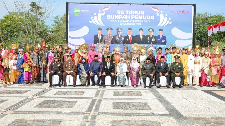 Peringatan Hari Sumpah Pemuda, Pjs Bupati Siak Beri Penghargaan Bagi Pemuda Berprestasi Peringatan Hari Sumpah Pemuda, Pjs Bupati Siak Beri Penghargaan Bagi Pemuda Berprestasi