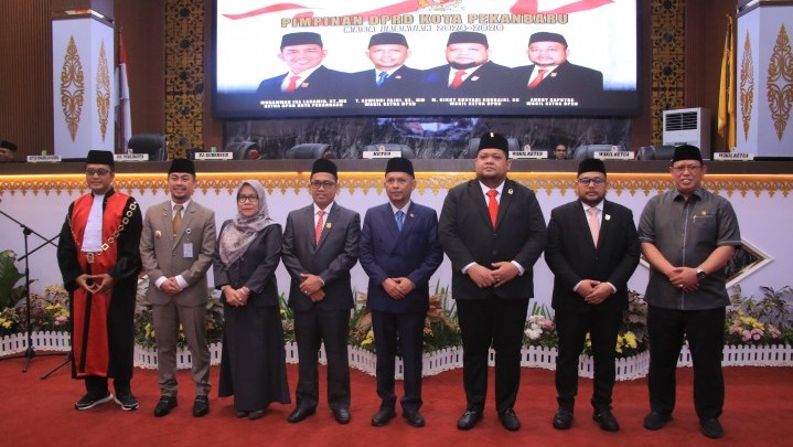 Hadiri Pelantikan Pimpinan DPRD Pekanbaru, Kyai Mursyid Ajak Legislator Bersinergi Perjuangkan Hak Daerah Hadiri Pelantikan Pimpinan DPRD Pekanbaru, Kyai Mursyid Ajak Legislator Bersinergi Perjuangkan Hak Daerah