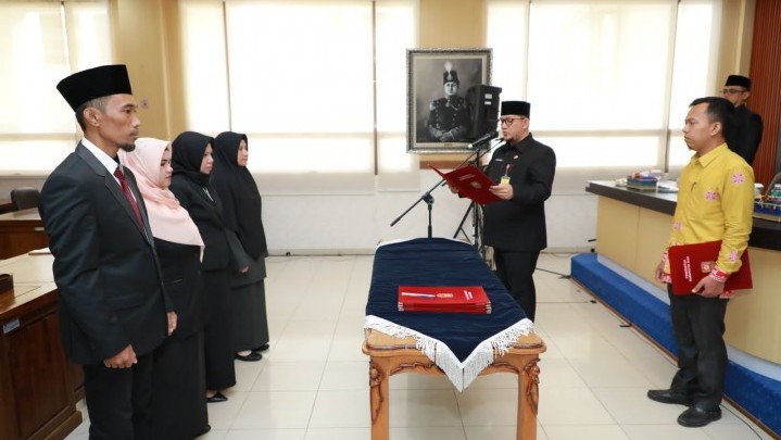 Lantik 4 Pejabat Fungsional di Lingkungan Pemkab Siak, Admindum Rozi Harap Berorientasi Pada Pelayanan. Lantik 4 Pejabat Fungsional di Lingkungan Pemkab Siak, Admindum Rozi Harap Berorientasi Pada Pelayanan.
