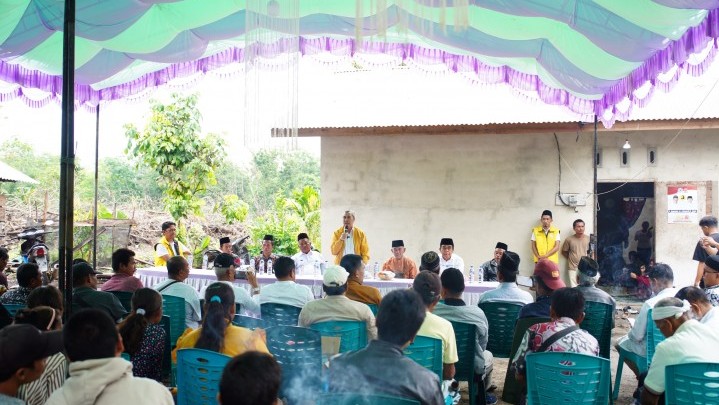Diawali dengan Menanam Pohon, Masyarakat Suku Talang Mamak Titip Harapan Besar Pada Cagubri Syamsuar Diawali dengan Menanam Pohon, Masyarakat Suku Talang Mamak Titip Harapan Besar Pada Cagubri Syamsuar
