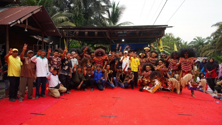 Tampilkan Kesenian Kuda Lumping, Masyarakat Desa Surya Indah Sambut Antusias Kehadiran Cagubri Syamsuar Tampilkan Kesenian Kuda Lumping, Masyarakat Desa Surya Indah Sambut Antusias Kehadiran Cagubri Syamsuar