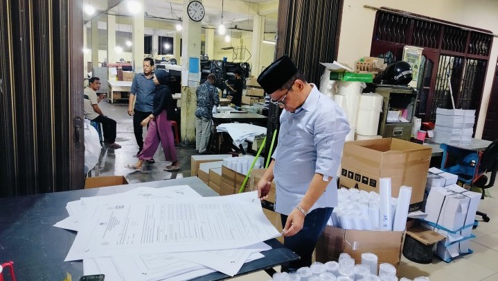 KPU  Se-Riau Sudah  Sortir dan Lipat Surat Suara.