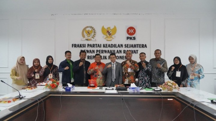 Hendry Munief :UMKM Kunci Perekonomian Indonesia, Pemuda Kampar Harus Berperan Hendry Munief :UMKM Kunci Perekonomian Indonesia, Pemuda Kampar Harus Berperan