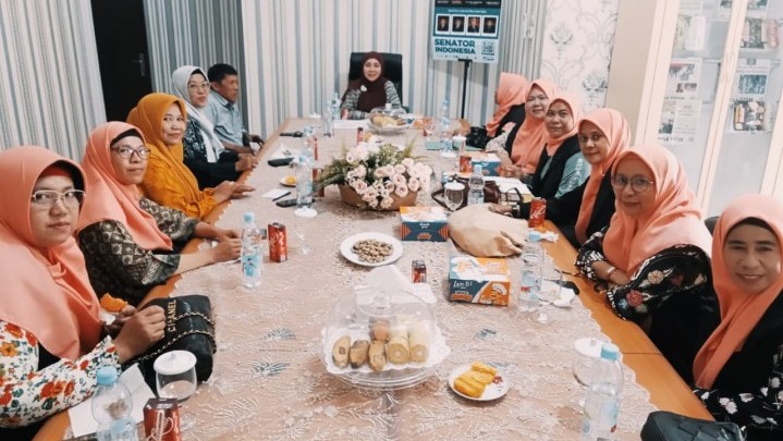 Resmi ditanda tangani , Sewitri mengajak pengurus FPKB untuk melakukan Pembinaan dan membantu pemasaran UMKM di Pekanbaru.