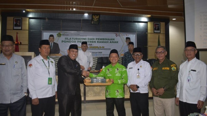 Senator Riau Kyai Mursyid Kembali Salurkan Bantuan Al-Qur'an ke Pesantren Melalui FKPP dan Kemenag Riau Senator Riau Kyai Mursyid Kembali Salurkan Bantuan Al-Qur'an ke Pesantren Melalui FKPP dan Kemenag Riau