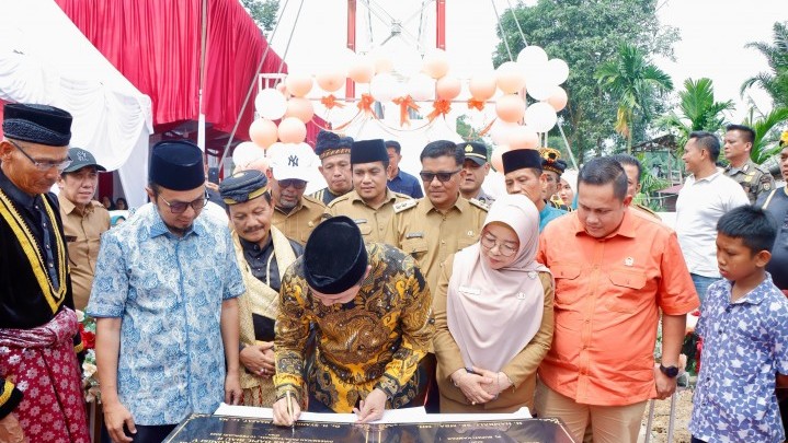 Kades dan Masyarakat Pulau Jambu Ucapkan Terima Kasih ke Ustadz Syahrul Aidi atas Pembangunan Jembatan Gantung Kades dan Masyarakat Pulau Jambu Ucapkan Terima Kasih ke Ustadz Syahrul Aidi atas Pembangunan Jembatan Gantung