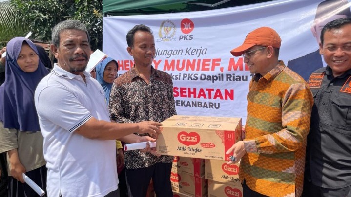 Tinjau Lokasi Banjir di Rumbai, Hendry Munief Bawa Tenaga Medis dan Bantuan untuk Warga