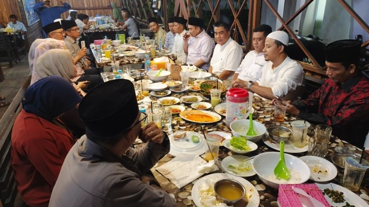 Ketua SPS Riau dan Pengurus Gelar Buka Bersama dengan Jajaran RAPP di Rumah Makan Sinar Kampar Ketua SPS Riau dan Pengurus Gelar Buka Bersama dengan Jajaran RAPP di Rumah Makan Sinar Kampar