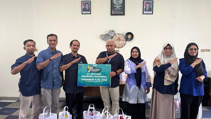 Berbagi Sembako Gratis, Pelindo Regional 1 Pekanbaru Peduli Masyarakat Sekitar Berbagi Sembako Gratis, Pelindo Regional 1 Pekanbaru Peduli Masyarakat Sekitar