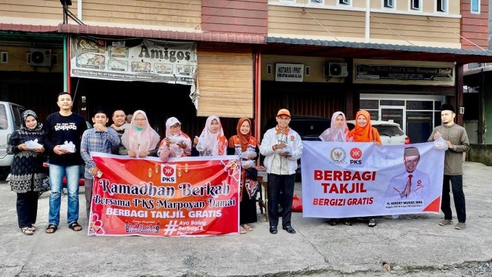 Maksimalkan Berkah Ramadhan, Hendry Munief Berbagi Takjil hingga Sahur Bersama di Kota Pekanbaru Maksimalkan Berkah Ramadhan, Hendry Munief Berbagi Takjil hingga Sahur Bersama di Kota Pekanbaru