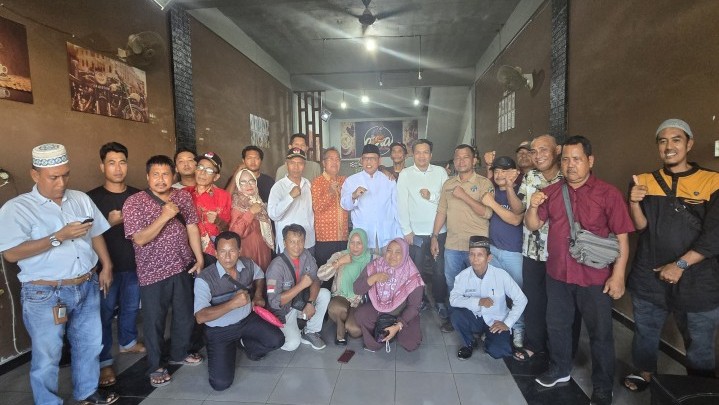 Warga Curhat Perusahaan Kurang Perhatian  ke Masyarakat Lirik, Kyai Mursyid Langsung Telepon Bupati Inhu Warga Curhat Perusahaan Kurang Perhatian  ke Masyarakat Lirik, Kyai Mursyid Langsung Telepon Bupati Inhu