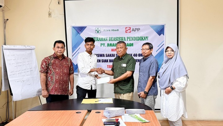 PT Arara Abadi Kembali Berikan Bantuan Pendidikan Kepada 40 Anak Suku Sakai PT Arara Abadi Kembali Berikan Bantuan Pendidikan Kepada 40 Anak Suku Sakai