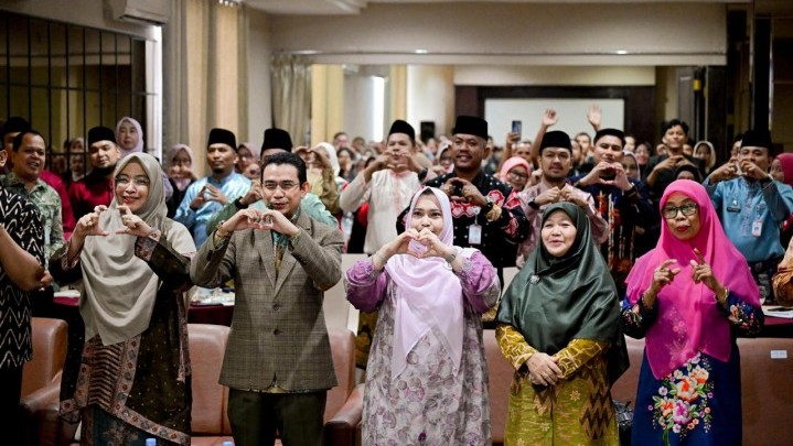 Hendry Munief Siap Berkolaborasi Kembangkan Pulau Rupat dan Desa Wisata dengan Bupati Kasmarni Hendry Munief Siap Berkolaborasi Kembangkan Pulau Rupat dan Desa Wisata dengan Bupati Kasmarni