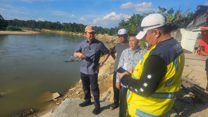 Usai Banjir, Syahrul Aidi dan Balai Sungai Keliling Sungai Kampar Meninjau Titik Rawan Longsor