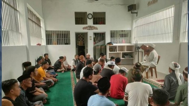 Bina Kepribadian, Warga Binaan Lapas Narkotika Rumbai Ikuti Kajian Sebelum Sholat Jamaah Dzuhur Bina Kepribadian, Warga Binaan Lapas Narkotika Rumbai Ikuti Kajian Sebelum Sholat Jamaah Dzuhur