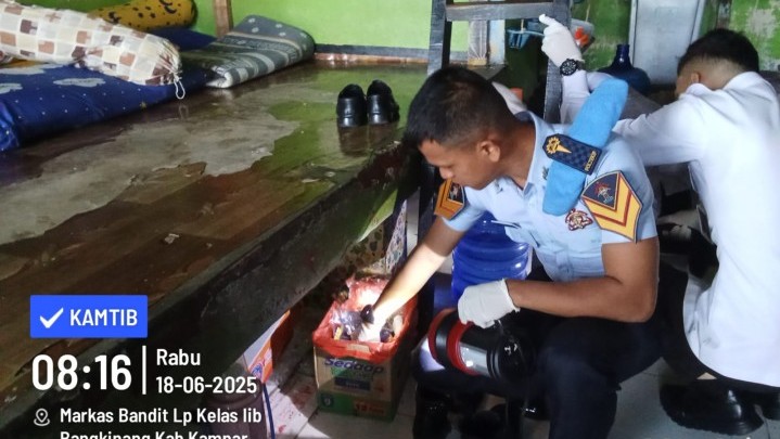 Ciptakan Situasi Aman dan Kondusif : Lapas Bangkinang Terus Rutin Razia Kamar Hunia Warga Binaan