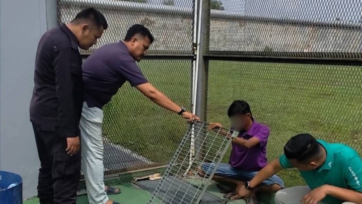 Jaga Lingkungan, Lapas Narkotika Rumbai Lakukan Perbaikan Saluran Pembuangan Air