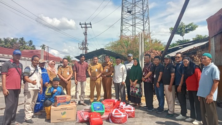 Camat Kulim Dampingi Dinsos Pekanbaru Serahkan Bantuan ke Warga Terdampak Kebakaran