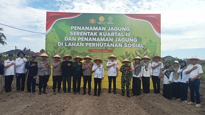 Dukung Ketahanan Pangan Nasional, Polsek Binawidya Tanam Jagung Serentak Kuartal Tiga di Sidomulyo Barat