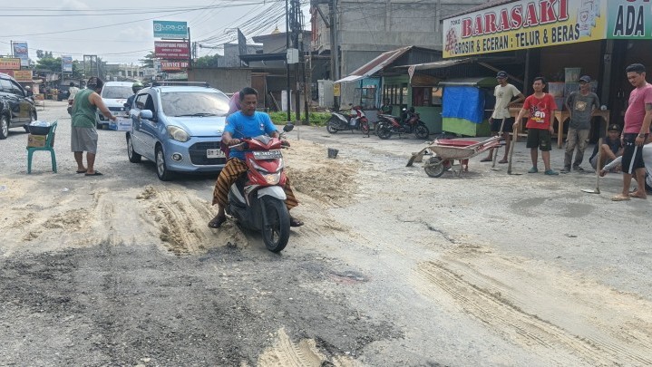 Bertahun Jalan Berlubang, Warga Perbatasan Kampar Merasa Di Anak Tirikan