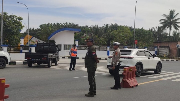 Dishub Pekanbaru dan Petugas Gabungan Tilang 48 Travel Gelap Operasi Patuh LK Dishub Pekanbaru dan Petugas Gabungan Tilang 48 Travel Gelap Operasi Patuh LK