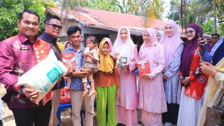 Ketua TP PKK Sulastri Agung Salurkan Bantuan Keluarga Anak Stunting di Tenayan Raya Ketua TP PKK Sulastri Agung Salurkan Bantuan Keluarga Anak Stunting di Tenayan Raya