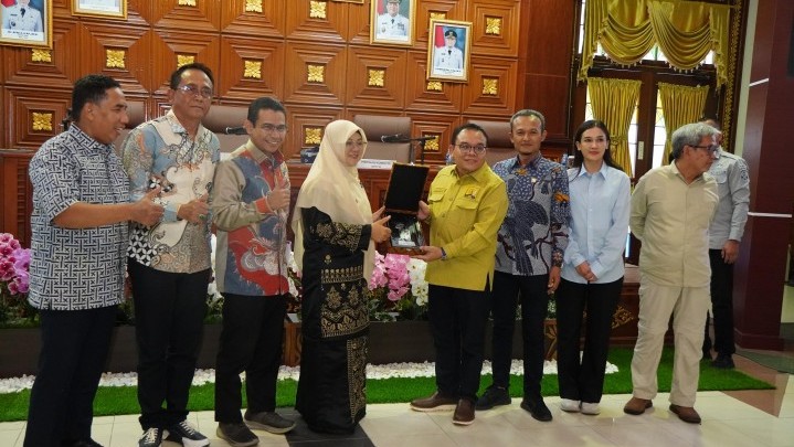 Usai Usulkan KSPN Kawasan Istana Siak, Hendry Munief Ajak Komisi VII DPR-RI Kunker ke Siak Usai Usulkan KSPN Kawasan Istana Siak, Hendry Munief Ajak Komisi VII DPR-RI Kunker ke Siak