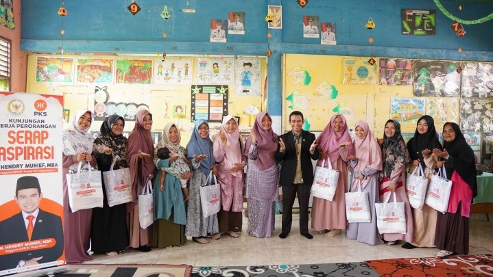 Hendry Munief Keliling Siak, Serahkan Beasiswa PIP, NIB dan Sertifikat Halal Hendry Munief Keliling Siak, Serahkan Beasiswa PIP, NIB dan Sertifikat Halal